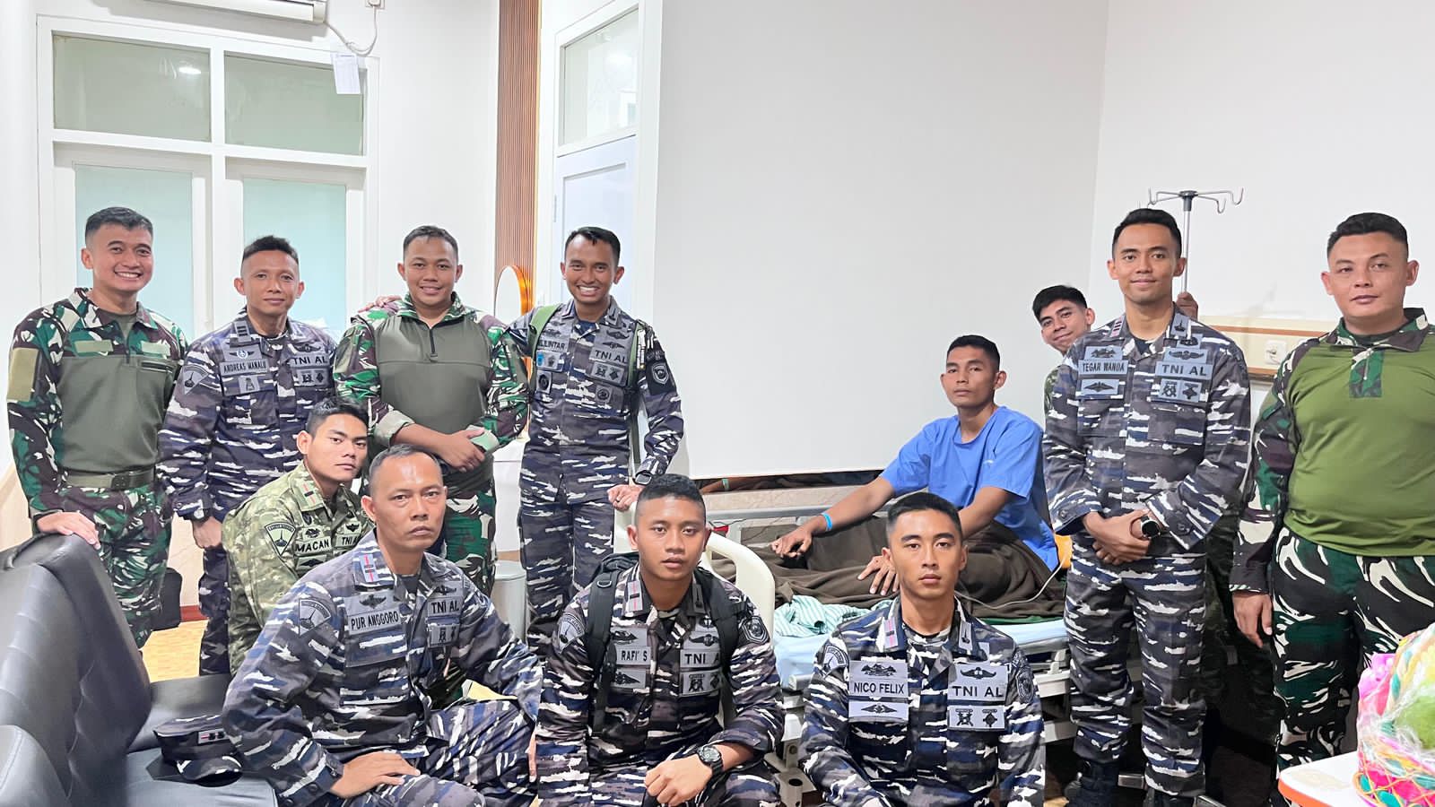 Sebagai Bentuk Kepedulian Kepada Prajurit, Danyonif 2 Marinir Beserta Seluruh Perwira Yonif 2 Jenguk Prajurit yang Sedang Dirawat Sebagai Bentuk Kepedulian Kepada Prajurit, Danyonif 2 Marinir Beserta Seluruh Perwira Yonif 2 Jenguk Prajurit yang Sedang Dirawat