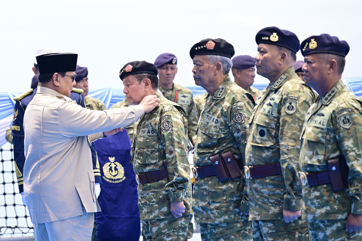 Panglima TNI Dampingi Presiden RI pada Presidential Inspection HUT ke-80 TNI di Teluk Jakarta