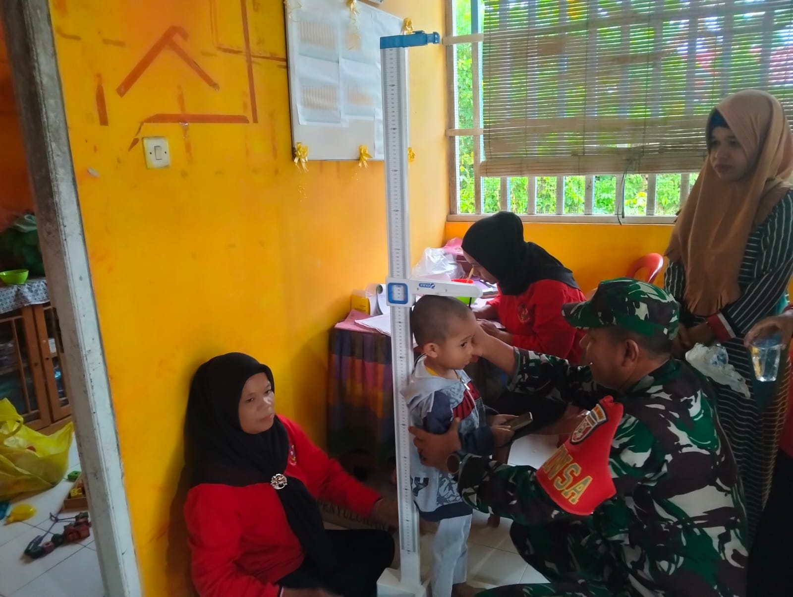 Peran Aktif Babinsa dalam Mendukung Kegiatan Posyandu di Wilayah Binaan