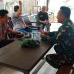 Babinsa Lakukan Komsos Bersama Warga Untuk Meningkatkan Kemanunggalan TNI-Rakyat Babinsa Lakukan Komsos Bersama Warga Untuk Meningkatkan Kemanunggalan TNI-Rakyat