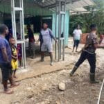 Satgas TMMD ke-126 Kodim 1810/Tambrauw dan Warga Kampung Babak Gotong Royong Rehabilitasi Gereja Advent