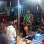 Babinsa dan Warga Bersinergi Jaga Keamanan Lewat Poskamling Babinsa dan Warga Bersinergi Jaga Keamanan Lewat Poskamling