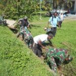 Satgas TMMD ke-126 Ajak Warga Kampung Mega Tingkatkan Kepedulian terhadap Kebersihan Lingkungan