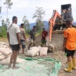 Satgas TMMD 126 Lanjutkan Tahapan Awal Pembangunan Jalan di Kampung Babak