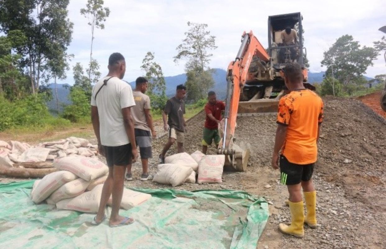 Satgas TMMD 126 Lanjutkan Tahapan Awal Pembangunan Jalan di Kampung Babak