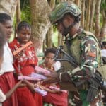 Kala Hitam Berbagi Senyum: Siswa SD YPK Sota Kunjungi Pos Kotis di Perbatasan