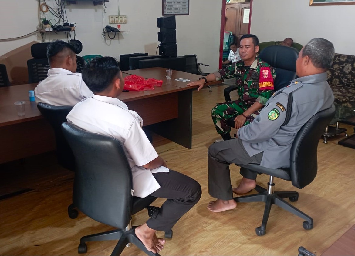 Wujudkan Keamanan Dan Ketertiban Di Wilayah Binaan, Babinsa Lakukan Komsos Bersama Aparatur Desa