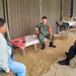 Ciptakan Wilayah Yang Aman Babinsa bersama bhabinkamtibmas Giat lakukan komsos bersama warga
