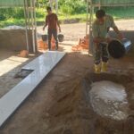 Satgas TMMD 126 Kodim Tambrauw Lanjutkan Pemasangan Keramik pada Pembangunan Gereja Advent