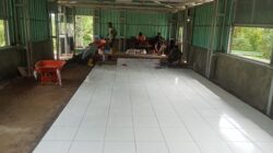 Semangat Terus Berlanjut, Satgas TMMD 126 Kodim Tambrauw Lanjutkan Perehaban Gereja di Tahap Dinding dan Pemasangan Keramik