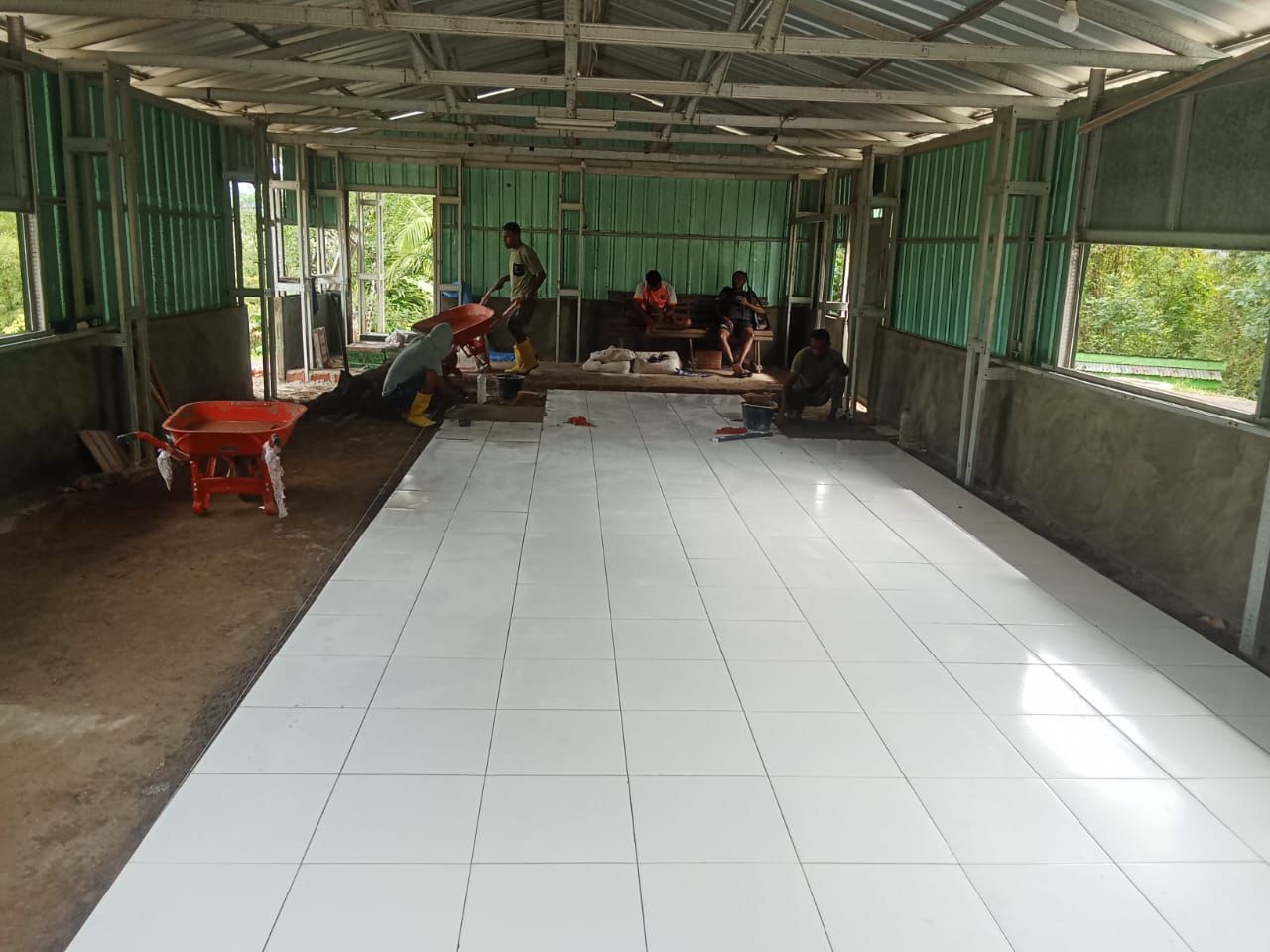 Semangat Terus Berlanjut, Satgas TMMD 126 Kodim Tambrauw Lanjutkan Perehaban Gereja di Tahap Dinding dan Pemasangan Keramik