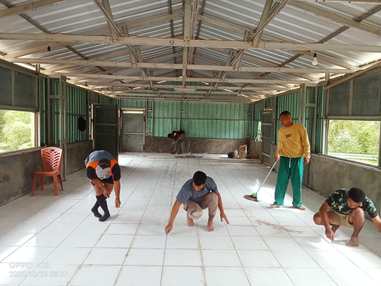 Satgas TMMD 126 Kodim Tambrauw Masuki Tahap Finishing Pemasangan Keramik dan Pengecatan Gereja Advent