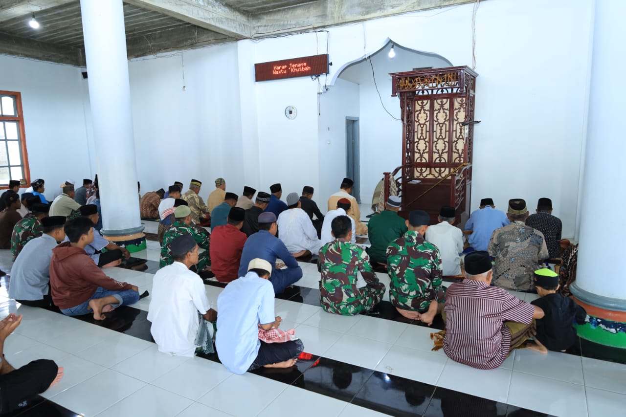 Di Tengah Pembangunan Desa, Satgas TMMD ke-126 Kodim 1505/Tidore Tetap Istiqamah Beribadah Di Tengah Pembangunan Desa, Satgas TMMD ke-126 Kodim 1505/Tidore Tetap Istiqamah Beribadah