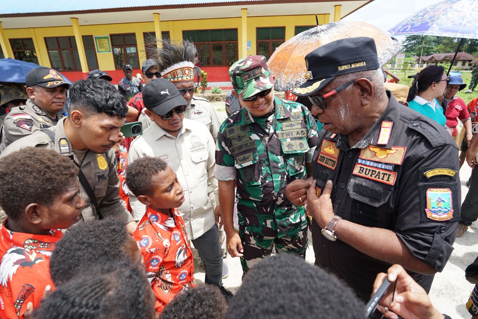 Dandim 1710/Mimika Dampingi Bupati dan Wakil Bupati Mimika Saat Melaksanakan Kunjungan Kerja di Distrik Mimika Barat Jauh