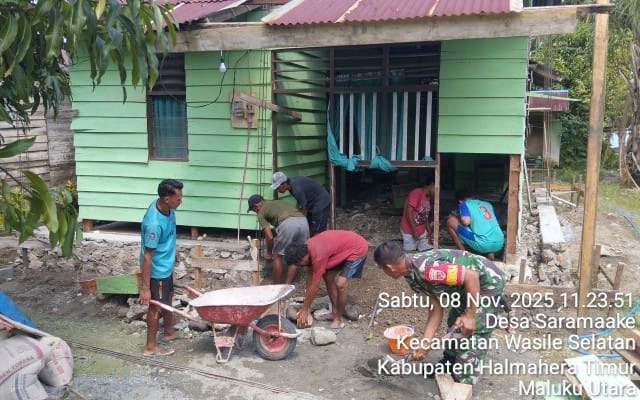 Babinsa Koramil 1505-02/Wasile Gotong Royong Bangun Pondasi Rumah Warga