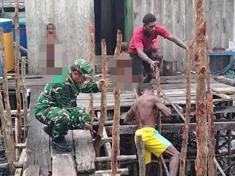 Babinsa Mapurujaya Laksanakan Komsos dan Bantu Warga Membangun Jembatan Penghubung sebagai Wujud Kepedulian dan Kebersamaan di Wilayah Binaan Babinsa Mapurujaya Laksanakan Komsos dan Bantu Warga Membangun Jembatan Penghubung sebagai Wujud Kepedulian dan Kebersamaan di Wilayah Binaan