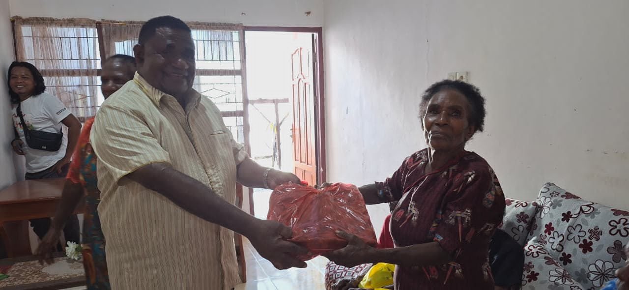 Salurkan Bantuan Sembako dari Presiden RI untuk Lansia di Ayamaru Utara Timur, Warga Maybrat Sambut Penuh Syukur