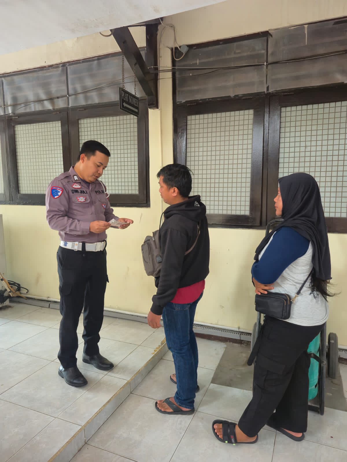 POLANTAS MENYAPA: Saat Polisi Hadir dengan Senyum, Bukan Sirine