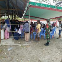 Agar Berjalan Dengan Lancar dan Tepat Sasaran, Babinsa Koramil 1710-03/Kuala Kencana Dampingi Penyaluran Bantuan Kepada Masyarakat