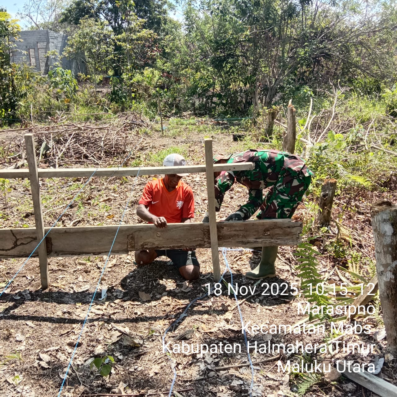Wujud Kepedulian, Babinsa Koramil 1505-03/Maba Bantu Pembangunan Rumah Warga