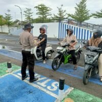 Senyum Polisi, Kedamaian Desa: Jejak Humanis Polantas Menyapa