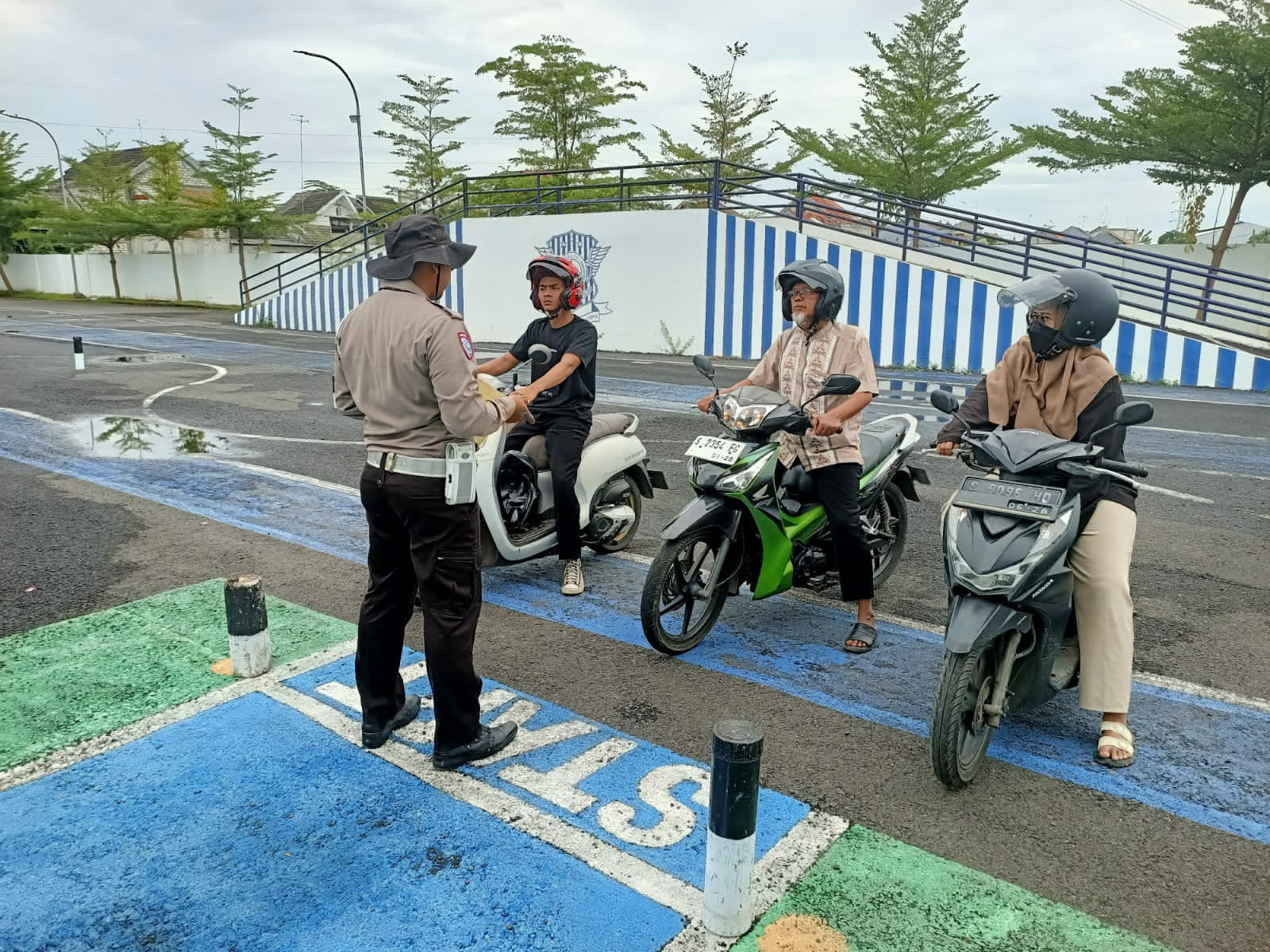 Senyum Polisi, Kedamaian Desa: Jejak Humanis Polantas Menyapa Senyum Polisi, Kedamaian Desa: Jejak Humanis Polantas Menyapa