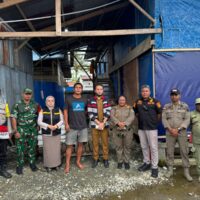 Tindaklanjuti Aduan Warga, Babinsa Koramil Timika Dampingi Tim Gabungan Lakukan Peninjauan Kandang Ayam