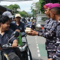 Kosisten Dalam Berbuat Baik Kepada Masyarakat Sekitar Yonif 2 Marinir Laksanaka Kegiatan Rutin Jumat Berkah