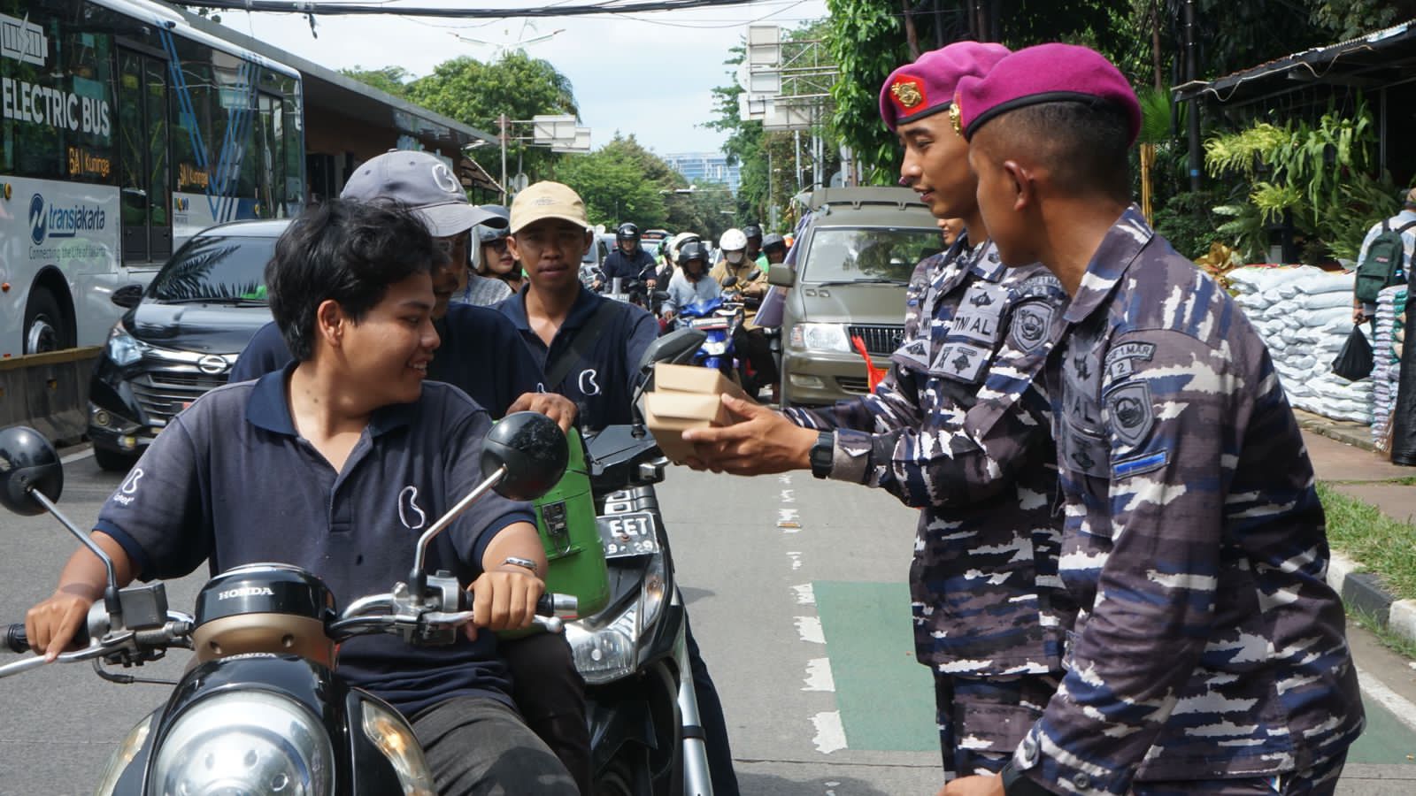 Kosisten Dalam Berbuat Baik Kepada Masyarakat Sekitar Yonif 2 Marinir Laksanaka Kegiatan Rutin Jumat Berkah