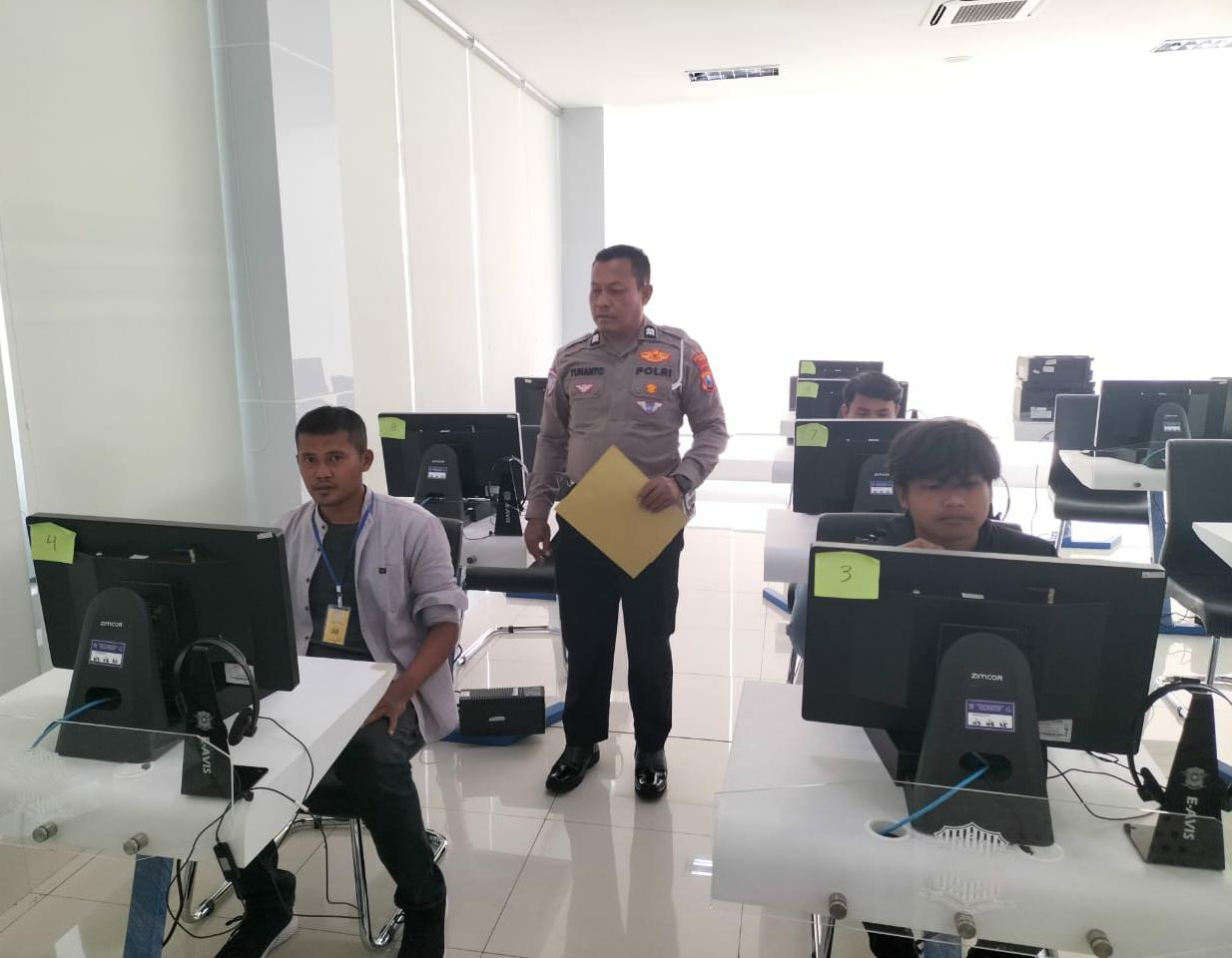 Momen Indah: Polisi Bantu Warga Pahami Alur SIM Tanpa Rasa Canggung