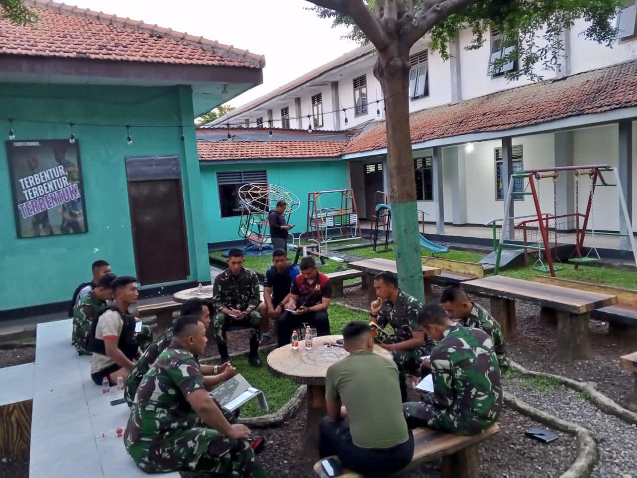 Jaga Komunikasi dan Selaraskan Pemikiran, Letkol Mar Helilintar Laksanakan Afternoon Briefing Bersama Seluruh Perwira Yonif 2 Marinir