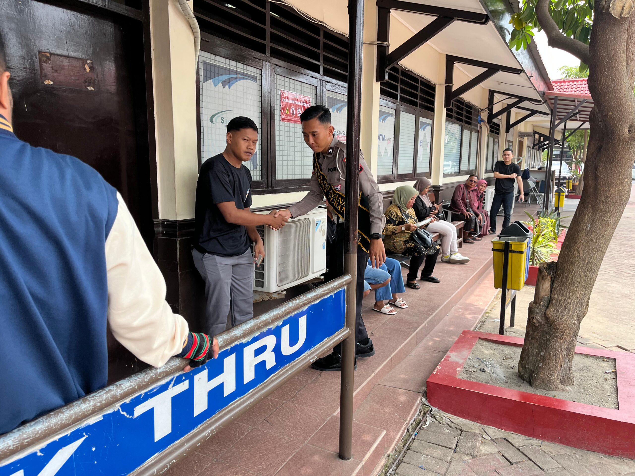 Polantas Menenangkan Warga yang Bingung Soal STNK