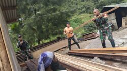 Bantu Ringankan Beban, Babinsa Koramil Tembagapura Bantu Perbaiki Rumah Warga