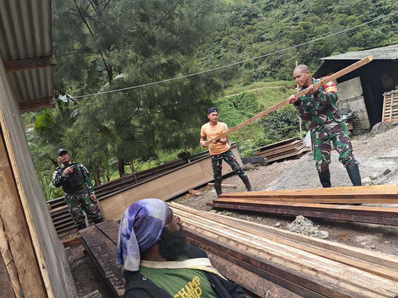 Bantu Ringankan Beban, Babinsa Koramil Tembagapura Bantu Perbaiki Rumah Warga