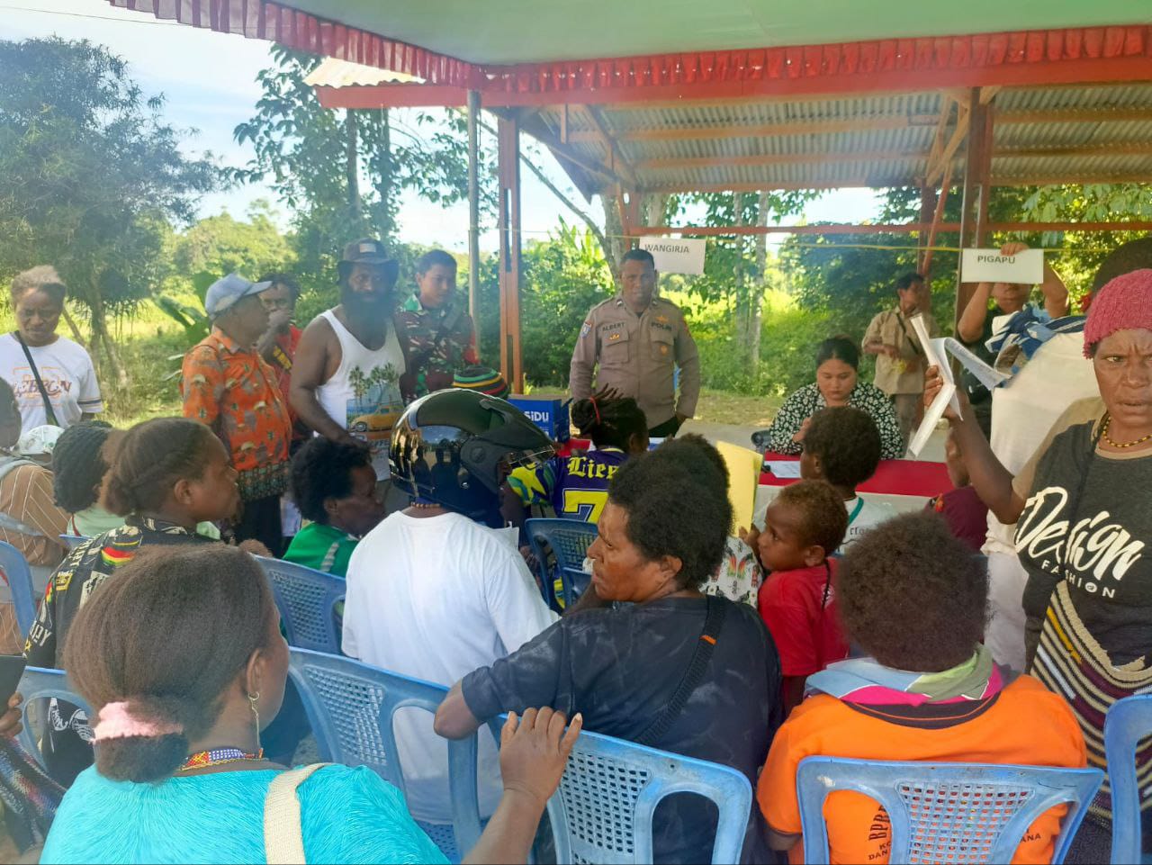 Yakinkan Berjalan Dengan Lancar, Babinsa Koramil Kuala Kencana Laksanakan Pendampingan Penyaluran BLTS Kesra TA 2025