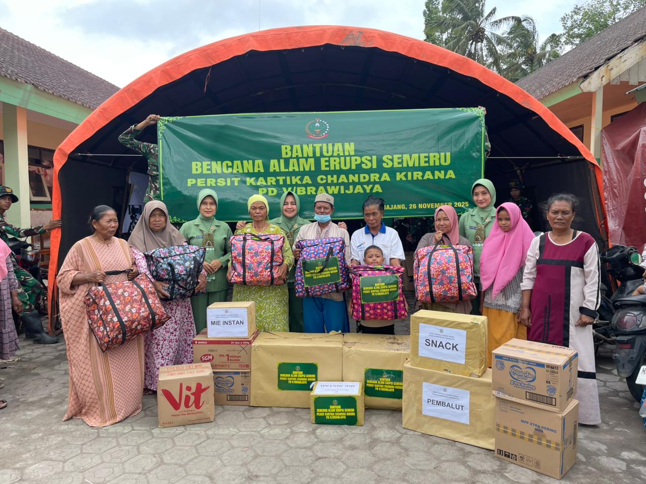 Solidaritas Hijau Loreng: Persit KCK Ringankan Beban Pengungsi Erupsi Semeru