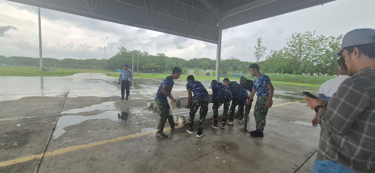Tower PLN Roboh Dihantam Banjir, TNI Gerak Cepat Bantu Pulihkan Kelistrikan di Aceh