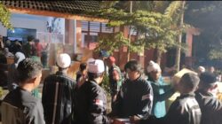 Respons Cepat TNI: Babinsa Koramil 0821-14 Pronojiwo Bantu Logistik Warga Terdampak Semeru