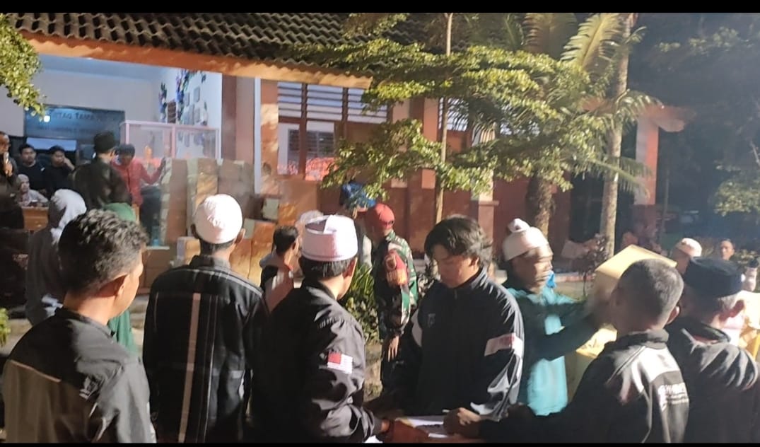 Respons Cepat TNI: Babinsa Koramil 0821-14 Pronojiwo Bantu Logistik Warga Terdampak Semeru