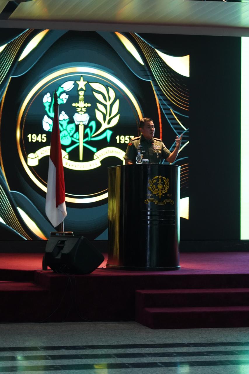 Pengarahan Gubernur Akademi Militer kepada Orang Tua Prajurit Taruna Pengarahan Gubernur Akademi Militer kepada Orang Tua Prajurit Taruna