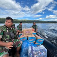 Banjir Putuskan Akses, TNI Tempuh 12 Mil Lalui Danau Singkarak Salurkan Bantuan