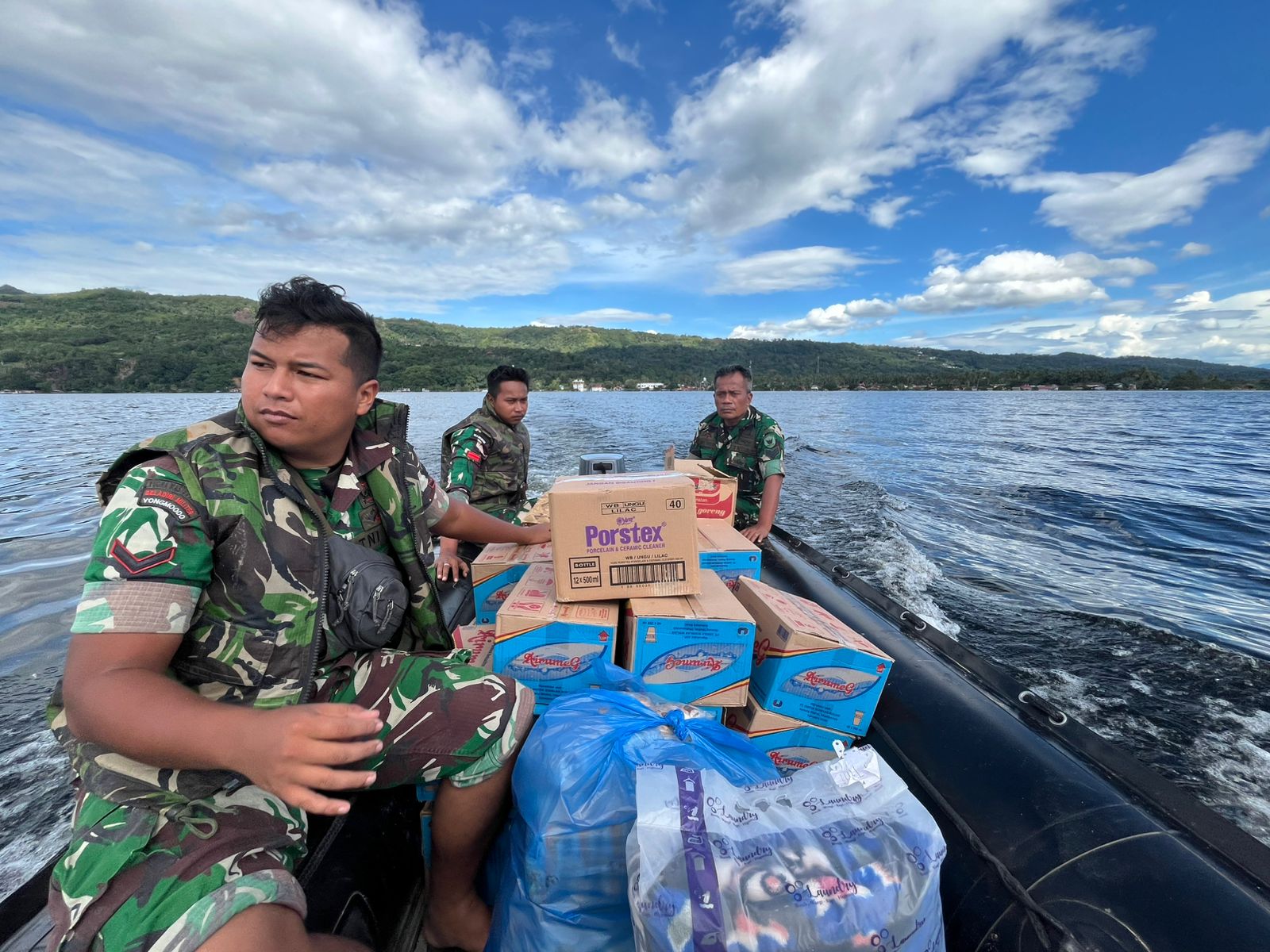 Banjir Putuskan Akses, TNI Tempuh 12 Mil Lalui Danau Singkarak Salurkan Bantuan