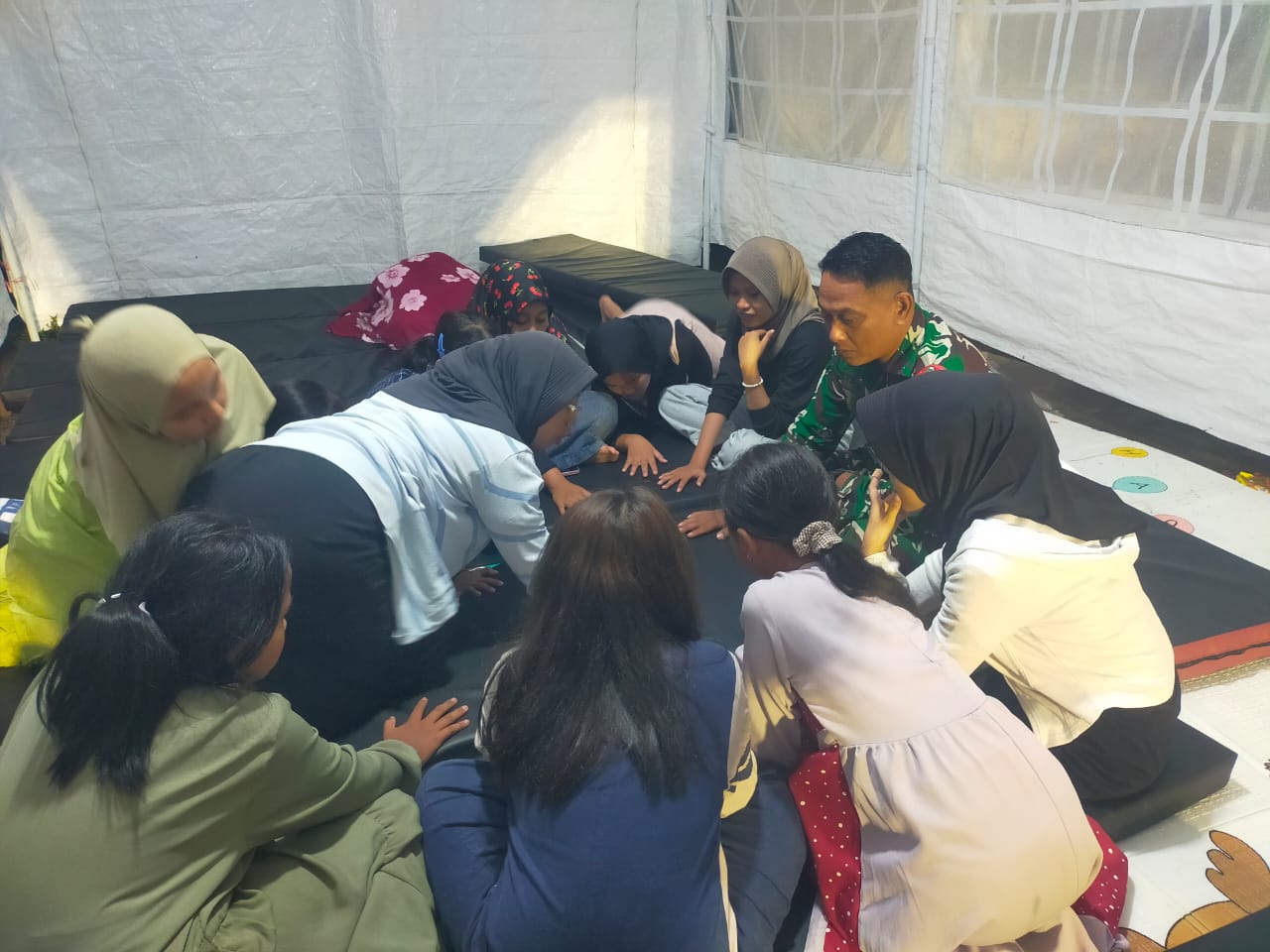 Dekat Tanpa Batas, Babinsa Oro-oro Ombo Beri Pendampingan Psikologis bagi Anak Pengungsi Dekat Tanpa Batas, Babinsa Oro-oro Ombo Beri Pendampingan Psikologis bagi Anak Pengungsi