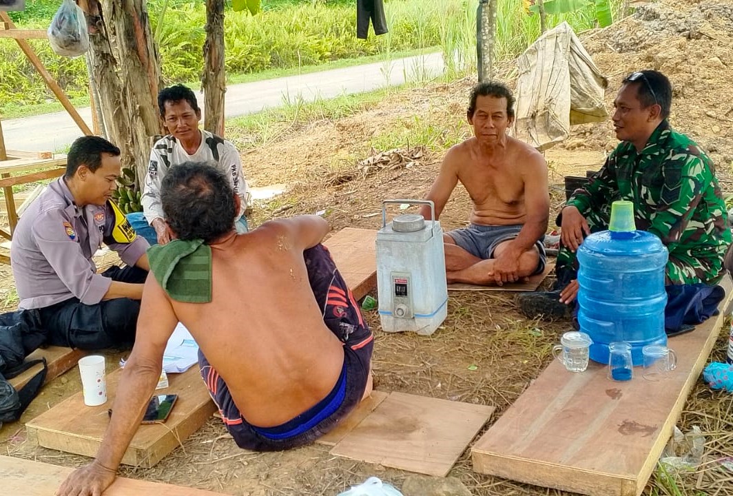 Kompak, Babinsa Koramil 14/Tenggarong Seberang Dan Bhabinkamtibmas Komsos Bersama Dengan Warga Binaan Kompak, Babinsa Koramil 14/Tenggarong Seberang Dan Bhabinkamtibmas Komsos Bersama Dengan Warga Binaan