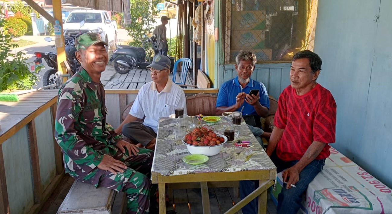 Babinsa Koramil 14/ Tenggarong Seberang Ciptakan Keakraban dengan Warga Binaan Melalui Komsos
