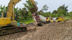 Satgas TMMD ke-126 Semangat Gotong Royong Lanjutkan Pengecoran Jalan di Kampung Babak