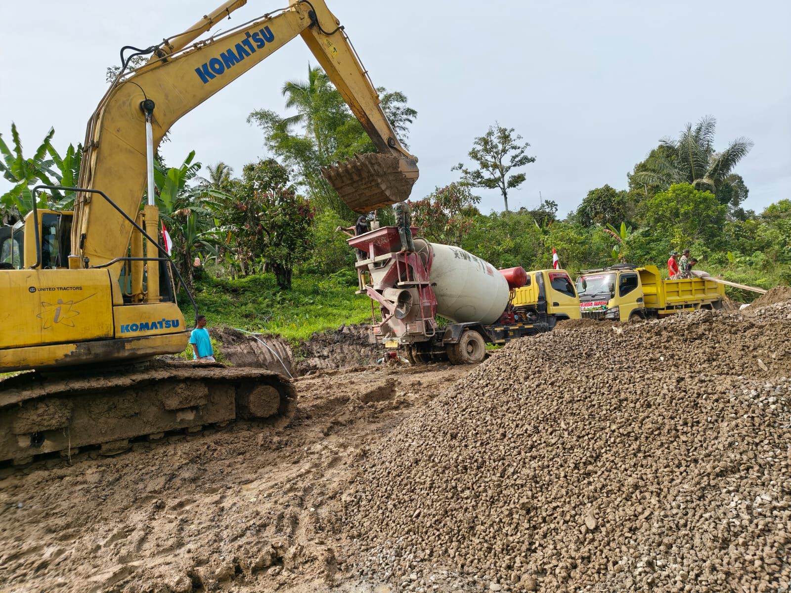 Satgas TMMD ke-126 Semangat Gotong Royong Lanjutkan Pengecoran Jalan di Kampung Babak Satgas TMMD ke-126 Semangat Gotong Royong Lanjutkan Pengecoran Jalan di Kampung Babak