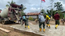 Satgas TMMD ke-126 dan Warga Kampung Babak Lanjutkan Pengecoran Jalan di Tambrauw