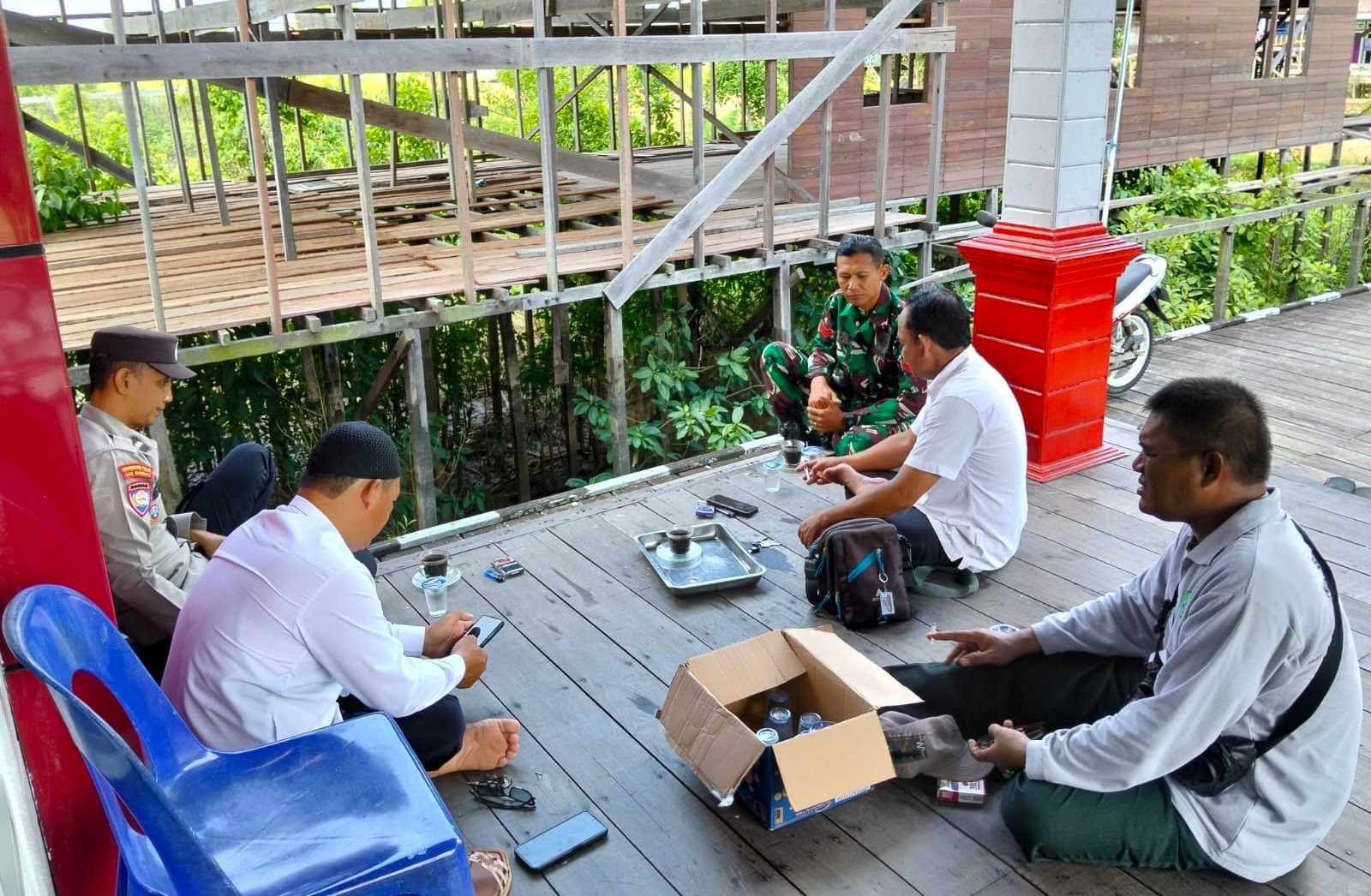 Babinsa Liang Sambangi Warga, Bangun Keakraban Lewat Komsos