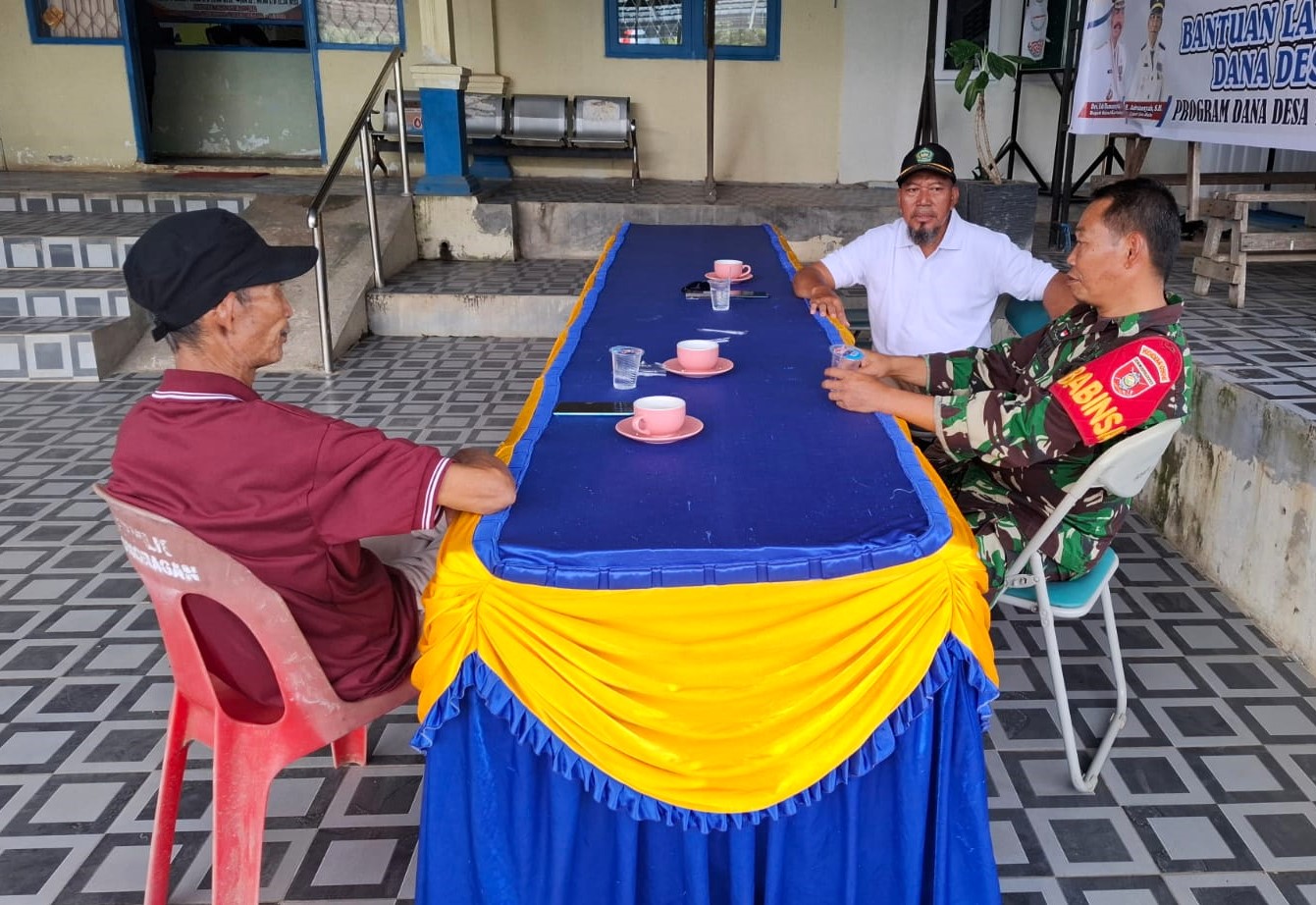 Babinsa dan Aparatur Desa Jalin Silaturahmi Lewat Kegiatan Komunikasi Sosial Babinsa dan Aparatur Desa Jalin Silaturahmi Lewat Kegiatan Komunikasi Sosial
